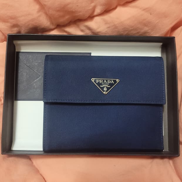 프라다 테수도 지갑 네이비