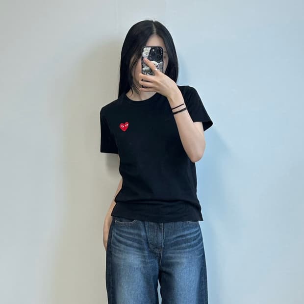 꼼데가르송 플레이 와펜 블랙 반팔 티셔츠