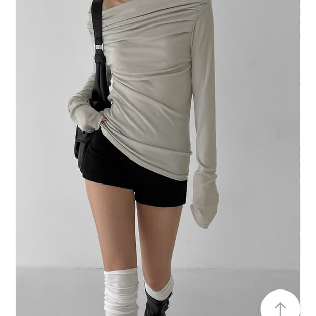 블랙업 힌츠 드레이핑 오프숄더