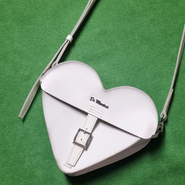 닥터마틴 화이트 하트 가방