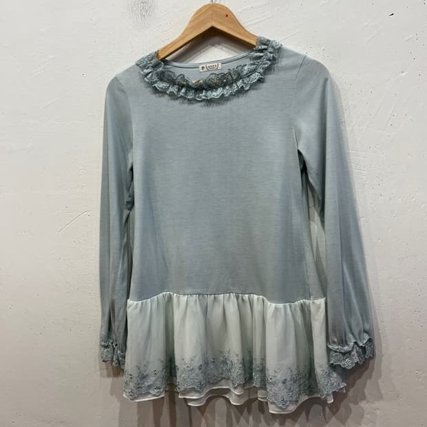 액시즈팜 레이스 프릴 블라우스