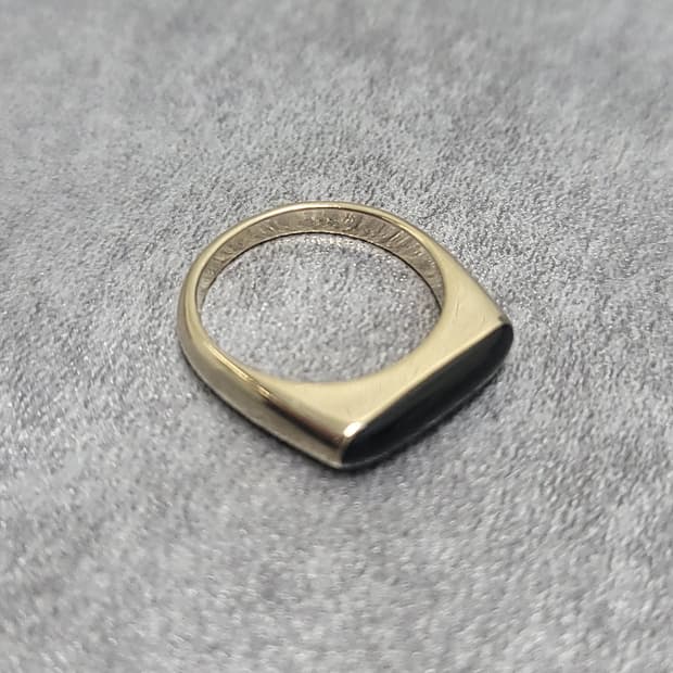 Black point ring