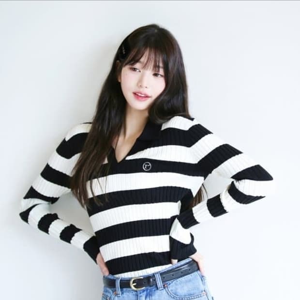 로라로라 22FW 장원영 스트라이프 카라넥 니트 Free