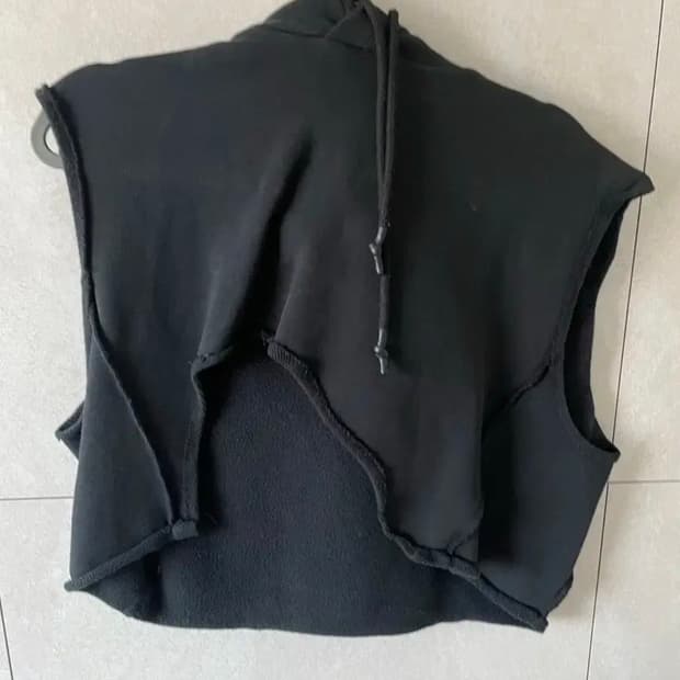 The ilma 크롭 후디 베스트 M