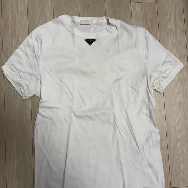 프라다 삼각로고 반팔