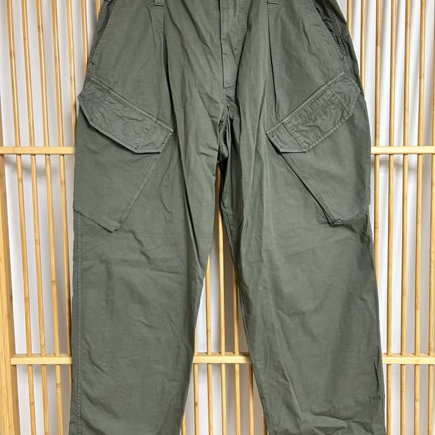 씨피 컴퍼니 카키 컬러 카고팬츠
