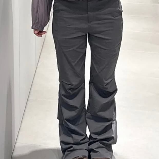 플레이스 스튜디오 로우라이즈 파라슈트 절개 라인 디테일 부츠컷 핀턱 팬츠