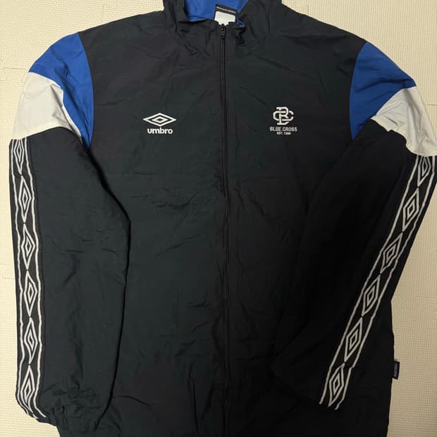 일본 엄브로 x blue cross 콜라보 바람막이
