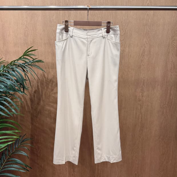 꾸레쥬 슬랙스 팬츠 후면 플랩 포켓 히든 지퍼 디테일 라이트 베이지