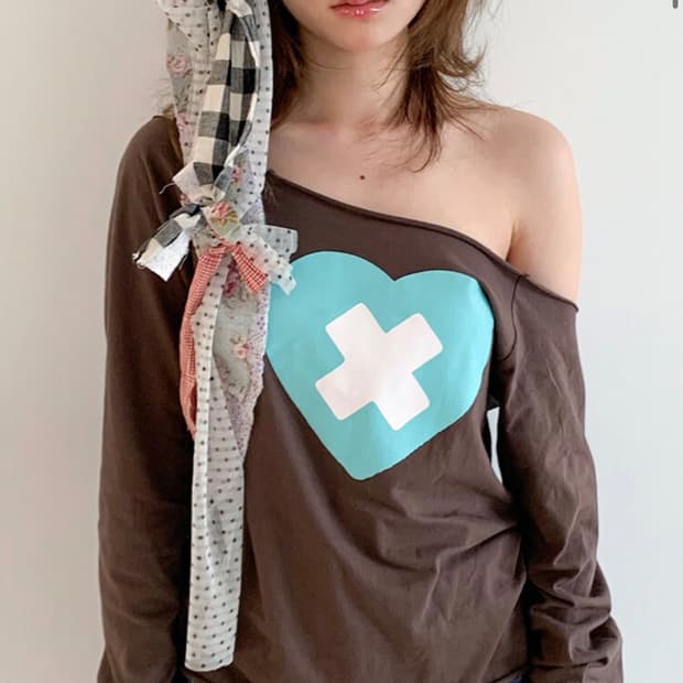 샵페어리 cross heart cut off t-shirt (brown)