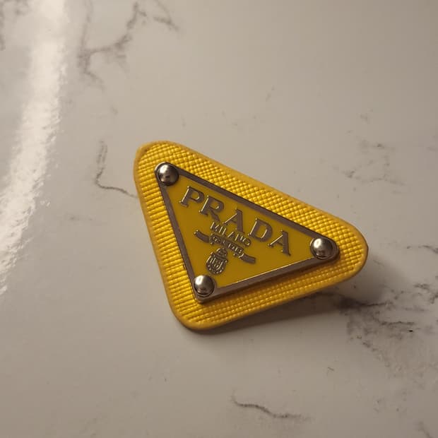 프라다 브로치