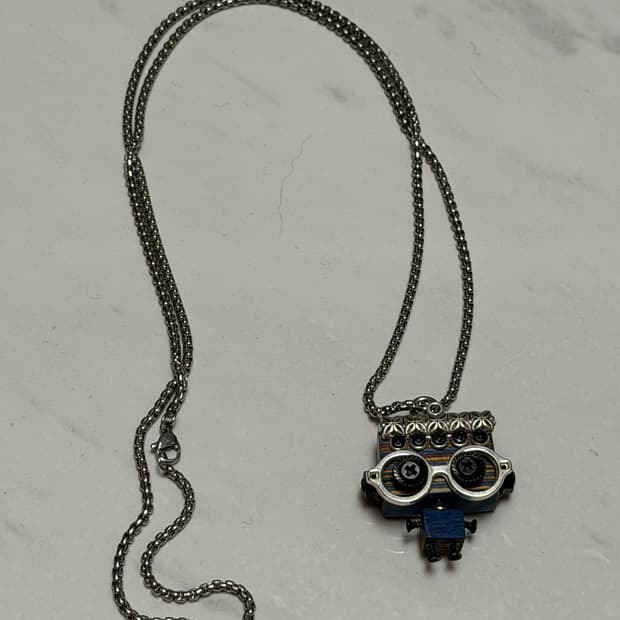 로봇 모양의 수제 나무 목걸이