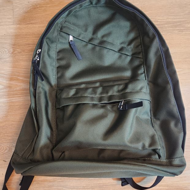 마지언타이틀 백팩 카키 판매합니다
