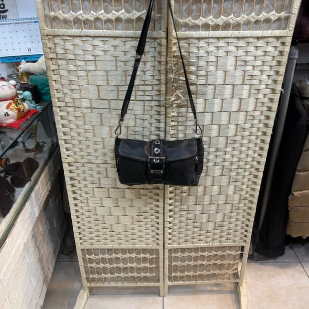 정품 프라다 포코노 레더 크로스백 팝니다