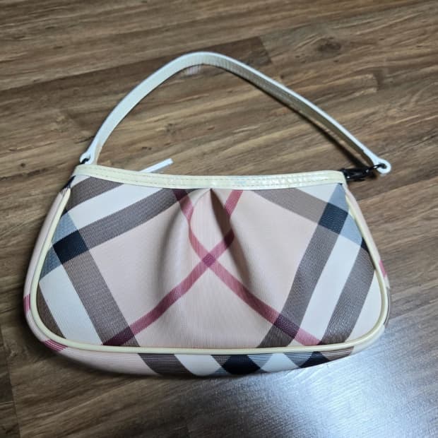 버버리 베이지 슈퍼 노바 체크 클러치