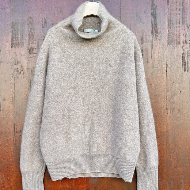 빈스(VINCE.)의 터틀넥 니트 케시미어 스웨터. 