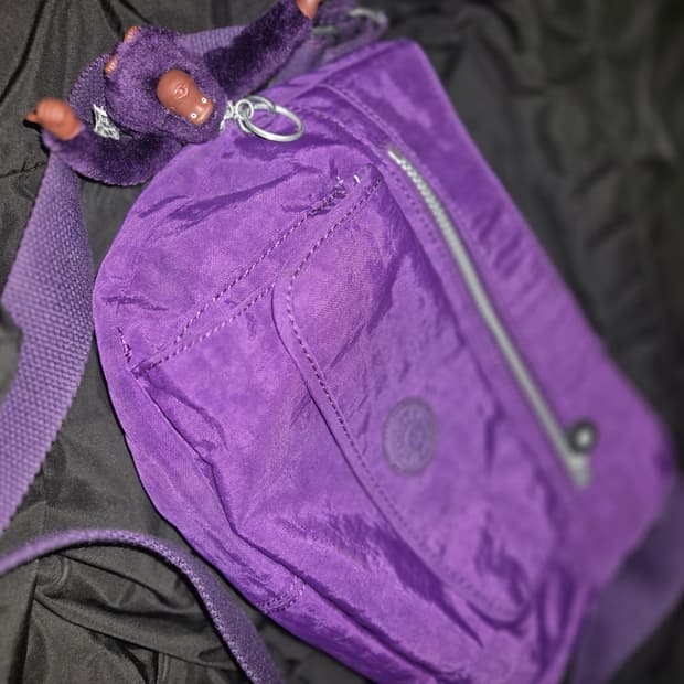 키플링 수납력 좋은 포도빛깔 보라색 크로스백