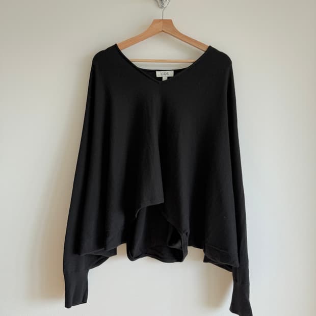 코스(COS) 가오리 핏 울 니트