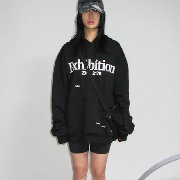EXHIBITION GRAPHIC HOODIE (BLACK)