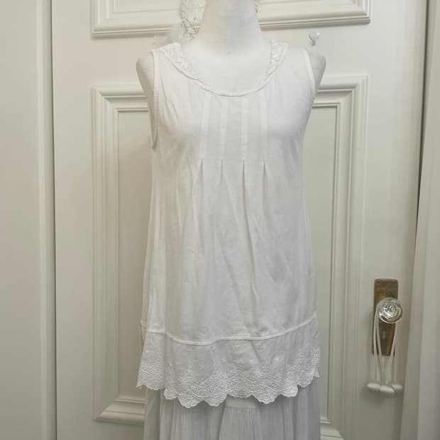 SM2 white lace pleats sleeveless top