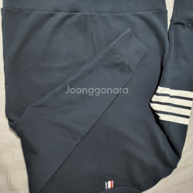 톰브라운 맨투맨. L