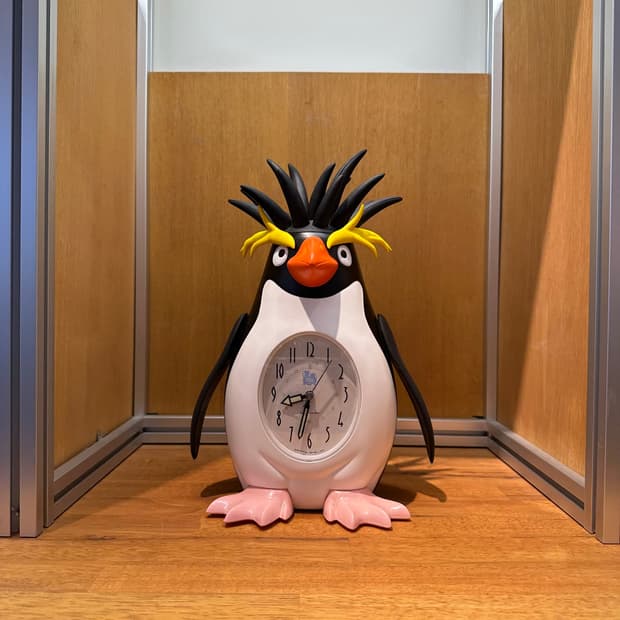 RHYTHM IWATOBI PENGUIN TABLE CLOCK 大