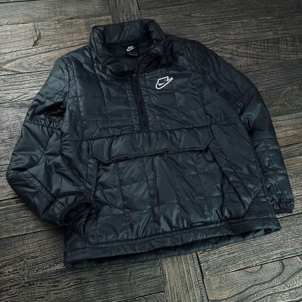 [나이키] 로고 패치 하프집업 아노락 경량 패딩 블랙 M18154