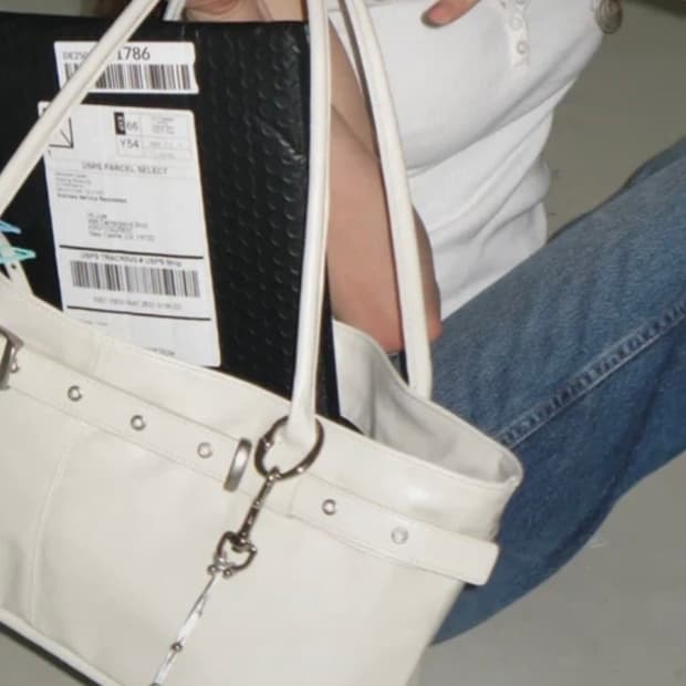 여밈 belted boat bag (oyster)