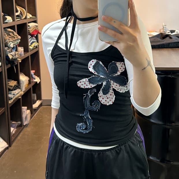 블랙 플라워패치 홀터 슬리브리스