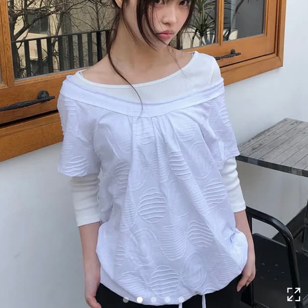 오프숄더 반팔티셔츠
