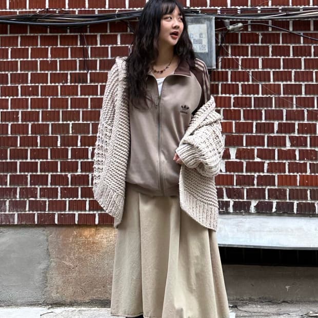 후드 니트 가디건 아디 져지 베이지 스커트 리바이스 팬츠 코디세트