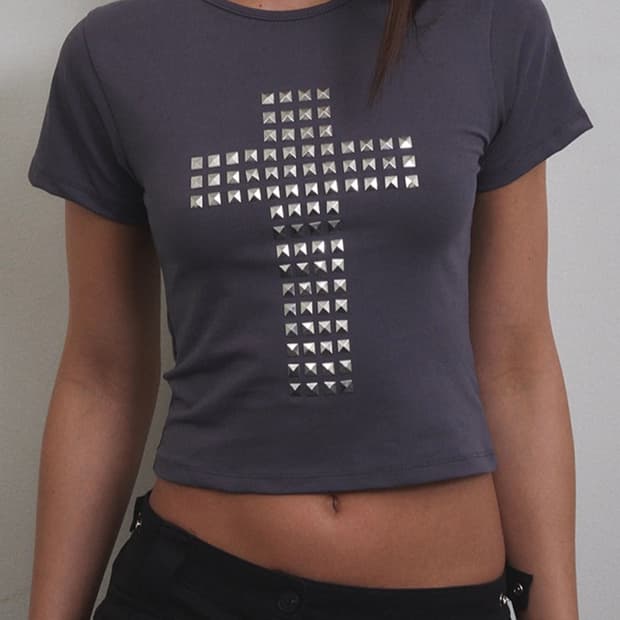 택포)택있음 ) 새거급 분트 bunque 차콜 스터드 크로스 티셔츠