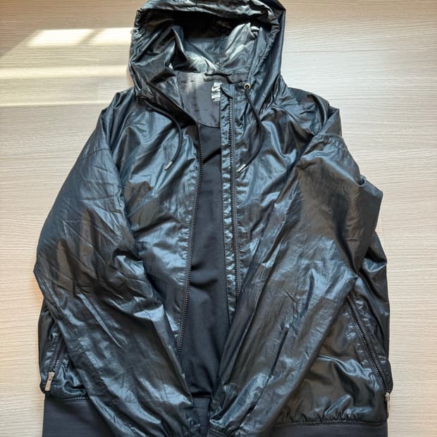 나이키 바람막이 후드 집업 M (95) 블랙 판매합니다