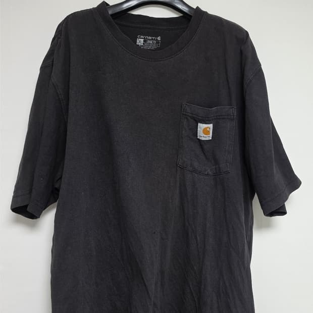 Carhartt 포켓 반팔 티셔츠 (블랙 워시드)