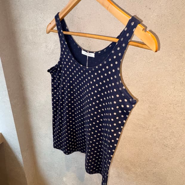 Dot sleeveless