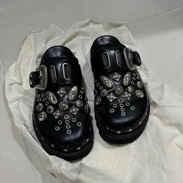 toga pulla 아일렛 메탈 스트랩 샌들