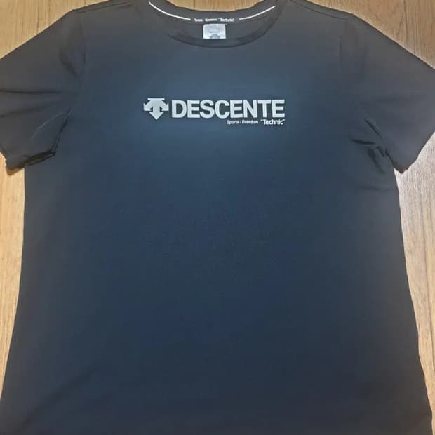 데상트 반팔티 95 사이즈입니다