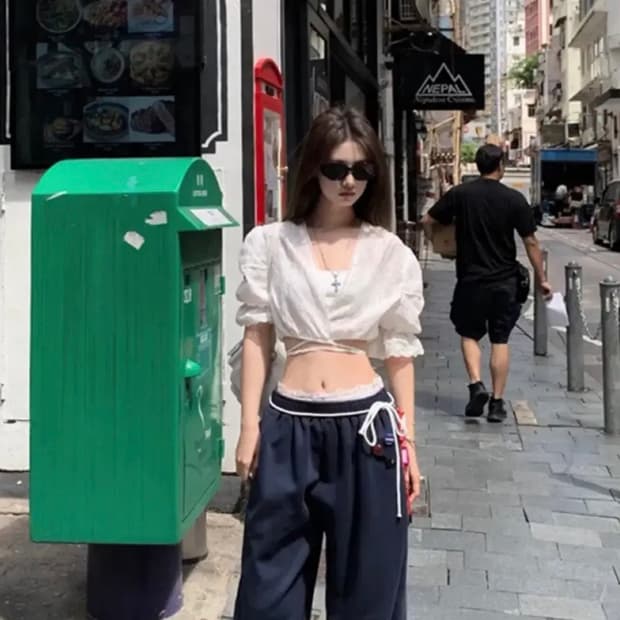 에이블리 레이스 퍼프 스트랩 블라우스