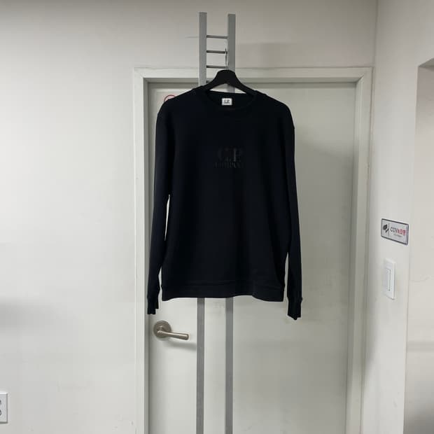 CP 컴퍼니 로고 블랙 맨투맨 105