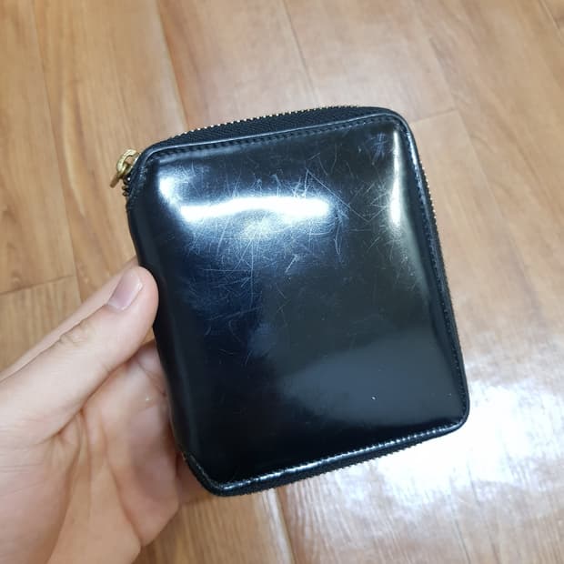 꼼데가르송 클래식 글로시 지퍼 지갑