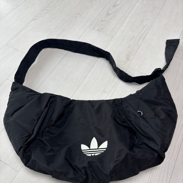 아디다스 오리지널스 클라우드 숄더백 크링클 버전 라지 블랙