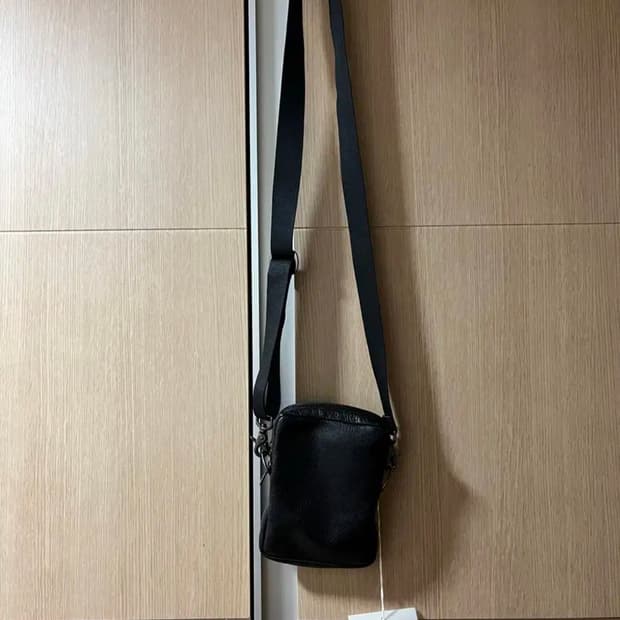 아워레가시 딜레이 미니백 블랙 팝니다