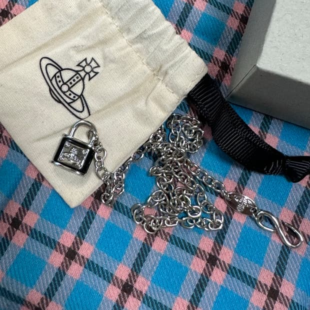 비비안웨스트우드 패드락 자물쇠 팬던트