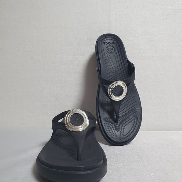 크록스 산라 베벨드 서클 웨지 플립 블랙 230mm