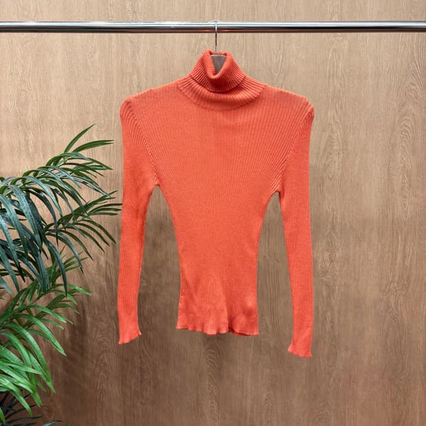 에르노 슬림핏 터틀넥 긴팔 니트 세로 리브 조직 내추럴 커팅 디테일 코랄