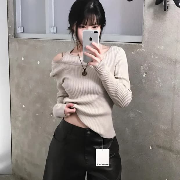 인사일런스 우먼 홀터 레이어링 니트 베이지 품절상품