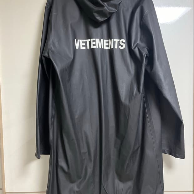 [VETEMENTS] 베트멍 네이비 로고 바람막이 레인코트