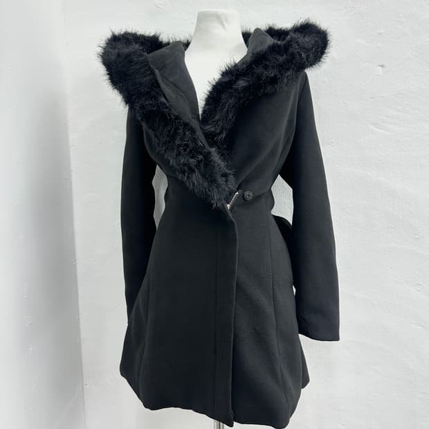 Black fur trimming back ribbon coat