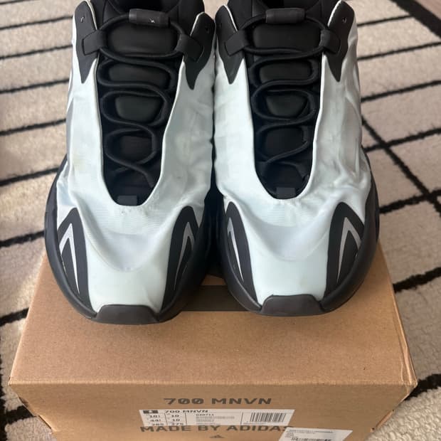 아디다스 이지 700 MNVN 285