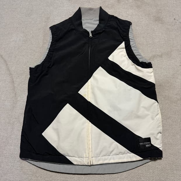 아디다스 EQT 리버시블 베스트